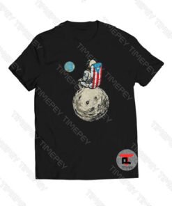 Astronaut in Moon seeing The World Viral Fashion T Shirt